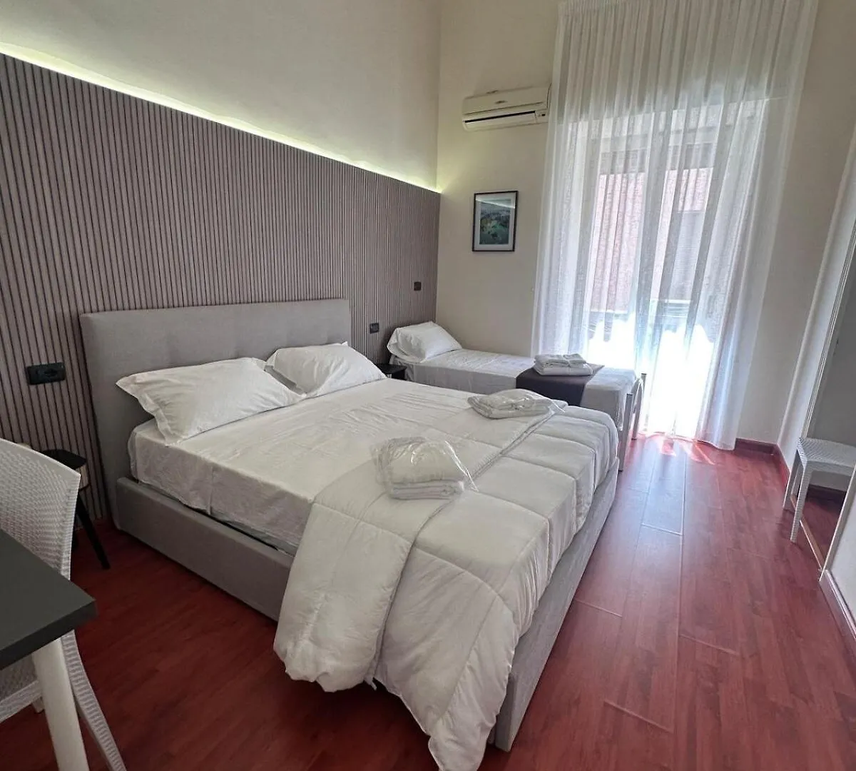 Easy Station Napoli Apartment 0*, Naples